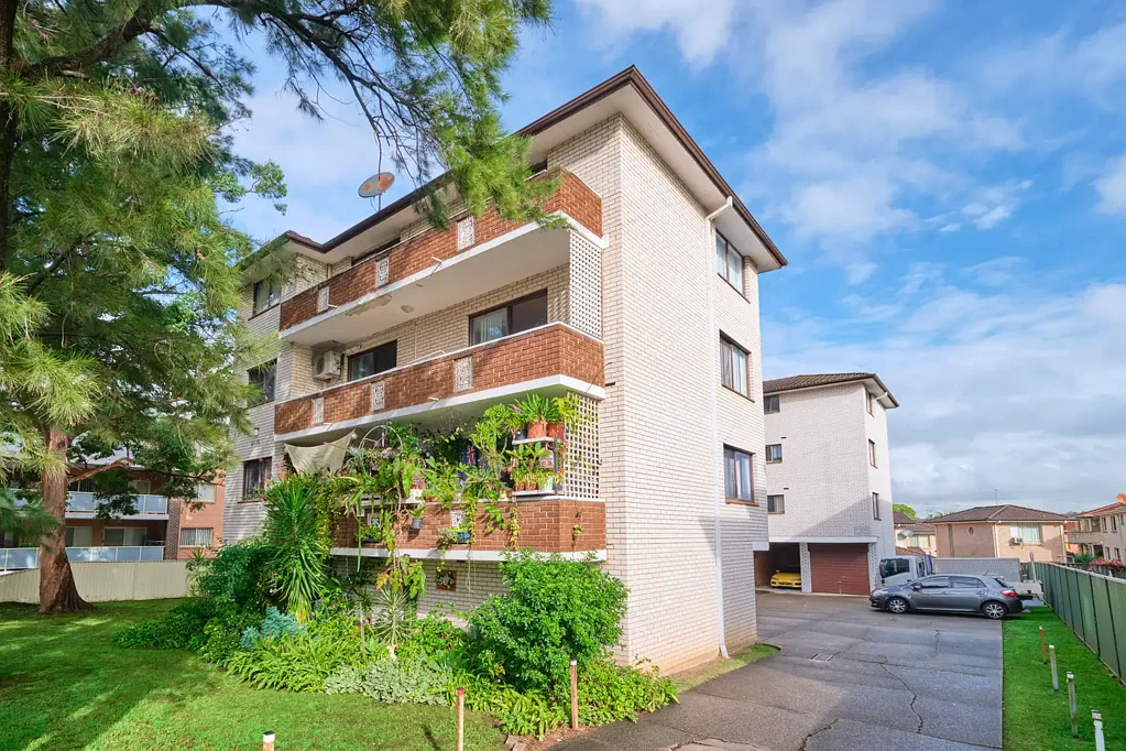 Fairfield 2房 便利CBD近邻 两卧宽敞明亮 开放式生活区 私人阳台观景 现代独立厨房 全屋瓷砖地板 停车库配安全建筑 Prime Fairfield Location – Ideal Investment or First Home Opportunity