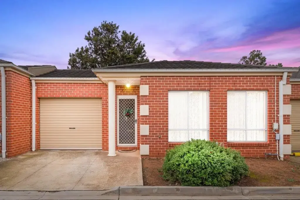 Beautiful 2 bedrooms Unit with 1 bathroom and a single parking space in prime area