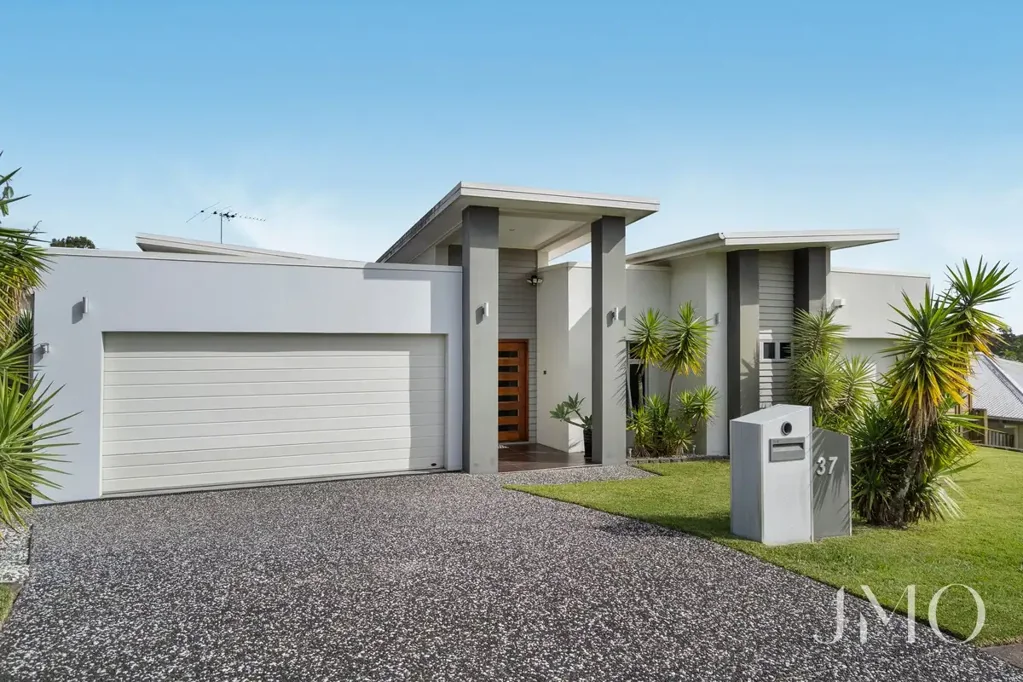 Ormeau 4Moenga Soaring Ceilings, Designer Finishes & Endless Entertaining