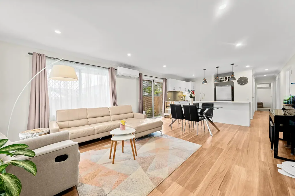 Eight Mile Plains 3 Slaapkamer Rare, Freestanding, Lowset Villa with Double Garage!