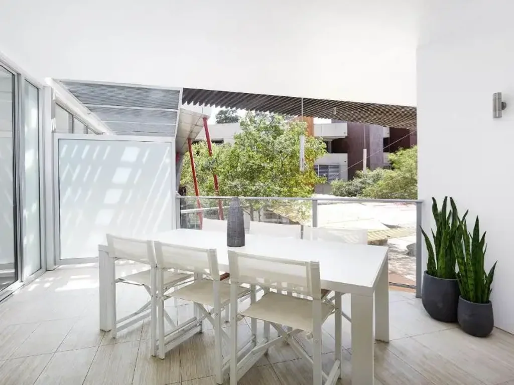 TWO BEDROOM APARTMENT WITH BALCONY, CAR SPACE & PET FRIENDLY