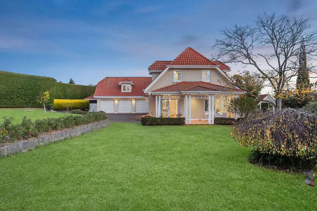 Mount Eliza 5 Bedroom Timeless Scandinavian Grandeur with Expansive Bay Views