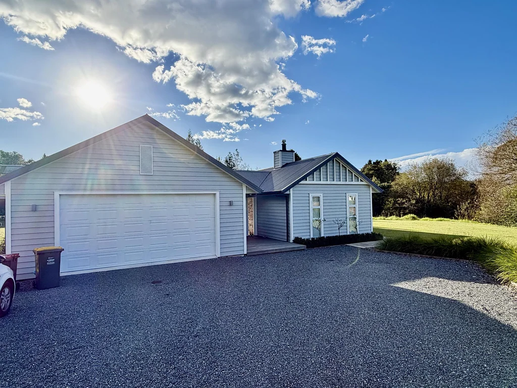 Spacious Rural Living-Flexible Furnishing Options