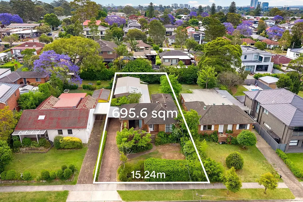 North Ryde 4ਬੈੱਡਰੂਮ Family abode on 695sqm with duplex potential