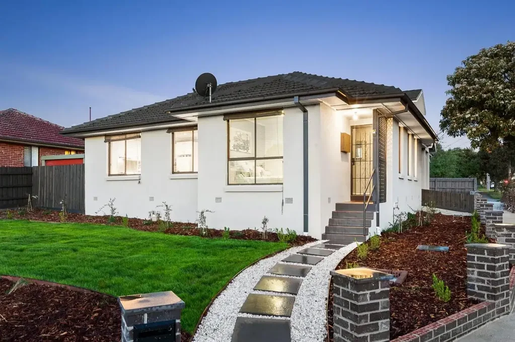 CHARMING AND LIGHT FILLED HOME