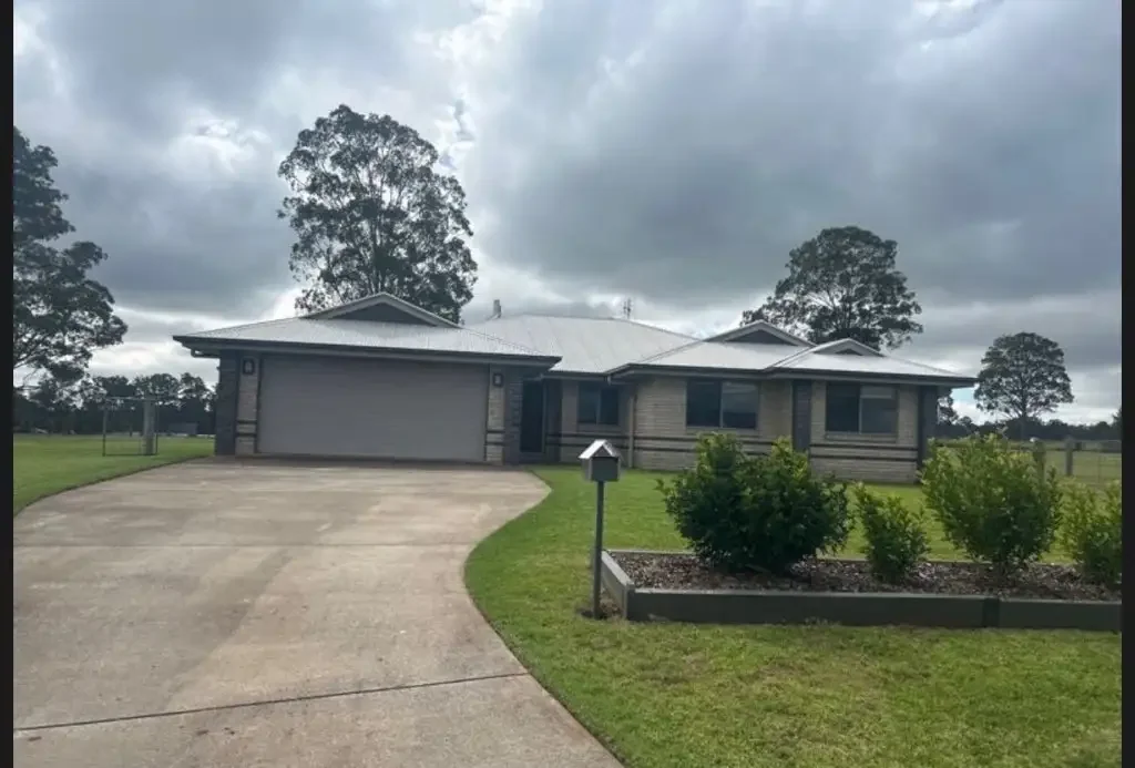 Kingaroy 5ห้องนอน Family Home on Acre Block
