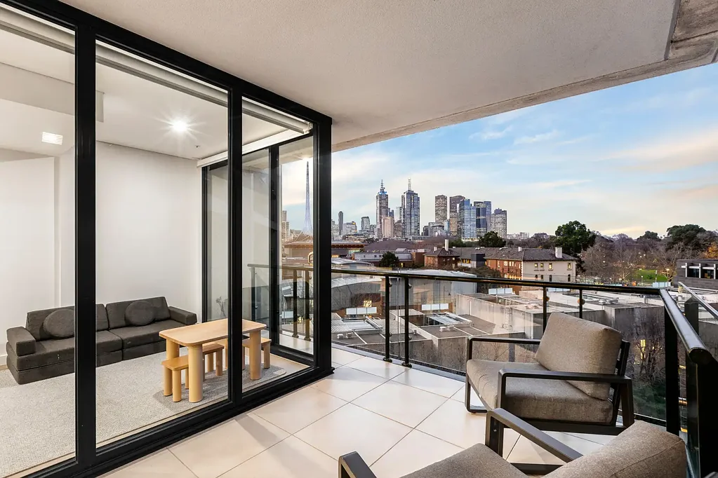 Southbank 3房 Melburnian 的精致奢华生活：一座地标性住宅 Refined Luxury Living at The Melburnian: A Landmark Residence