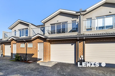 Fawkner 2Moenga Surprisingly Spacious Townhouse