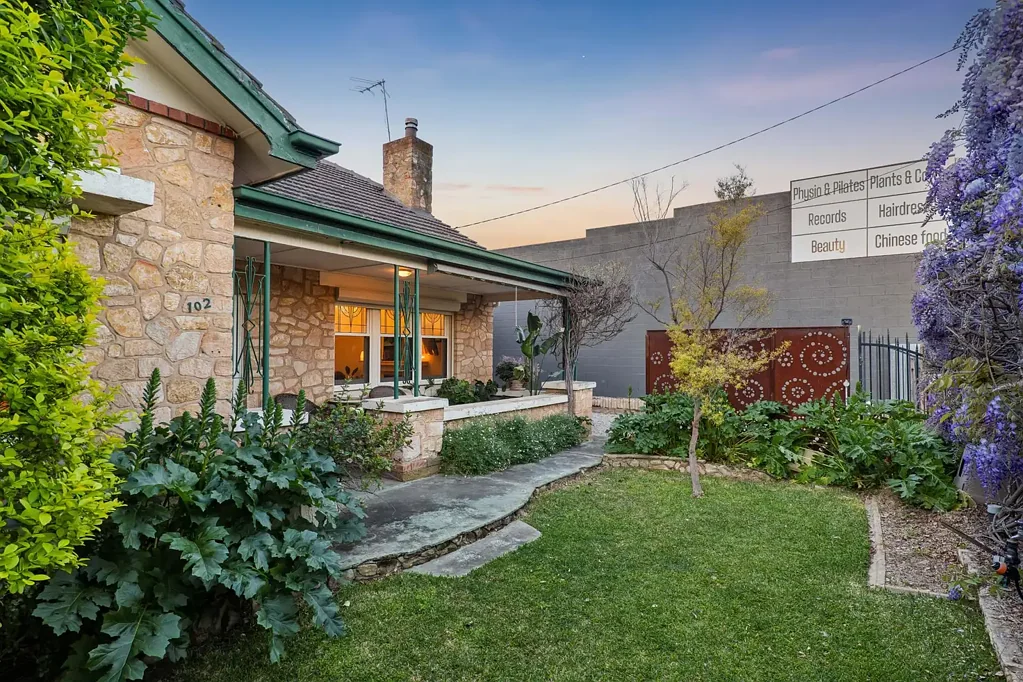 Warradale 3Kwarto Stone-Fronted Character with a 76m² Workshop Out Back