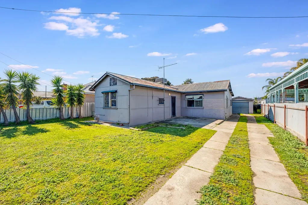 North Albury 3 Slaapkamer Unlock the Potential! Your Next Renovation Project Awaits in Albury! MASSIVE LAND BANK: 851m2