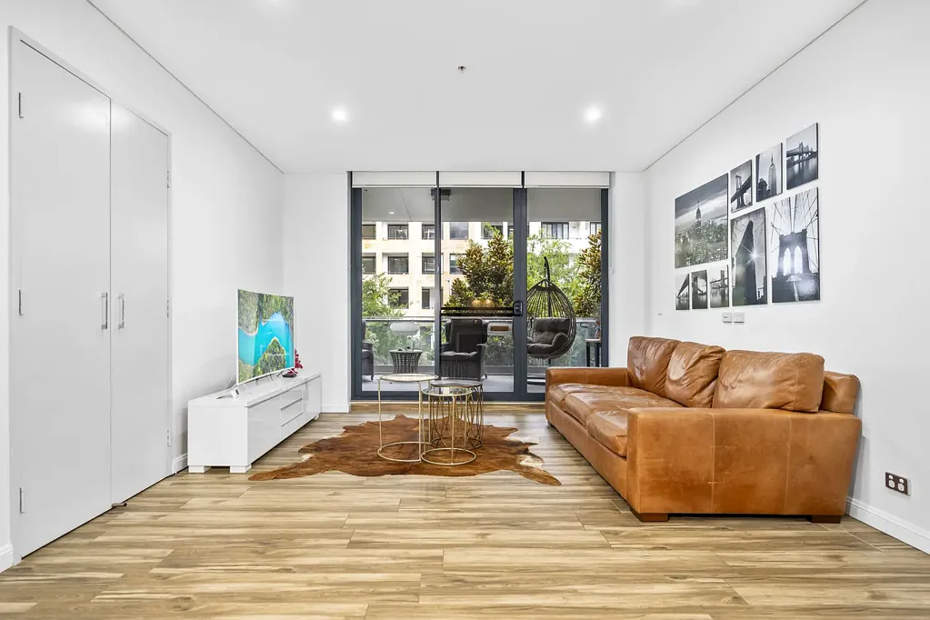 Beautiful 3 bedroom apartments next to woolworth and walk to mascot station! Furniture provided!