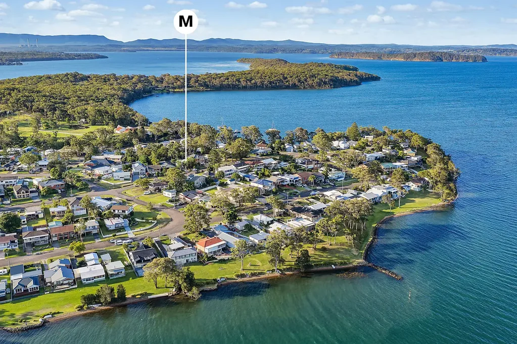 Gwandalan 3chambre Character filled cottage moments from water's edge