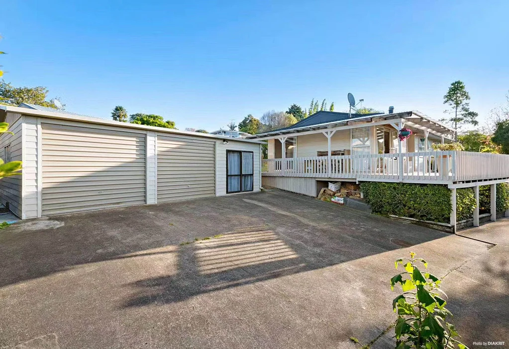 Here's a newly renovated 4 bedroom and 2 bathroom property with great settings in Massey.