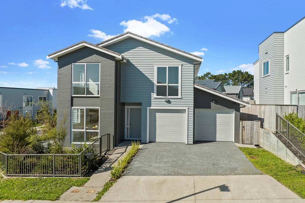 Massey 5Moenga Modern home in ultimate location. Open home ca...