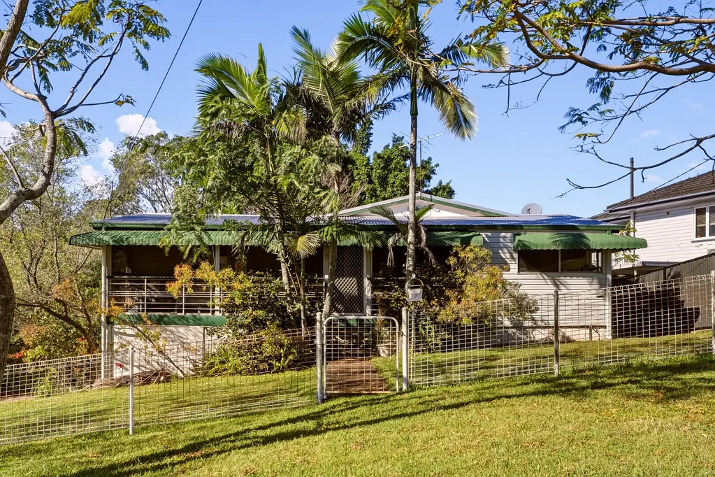Camp Hill 3房 Camp Hill 黄金地段，朝北机遇 North-Facing Opportunity in Prime Camp Hill Location
