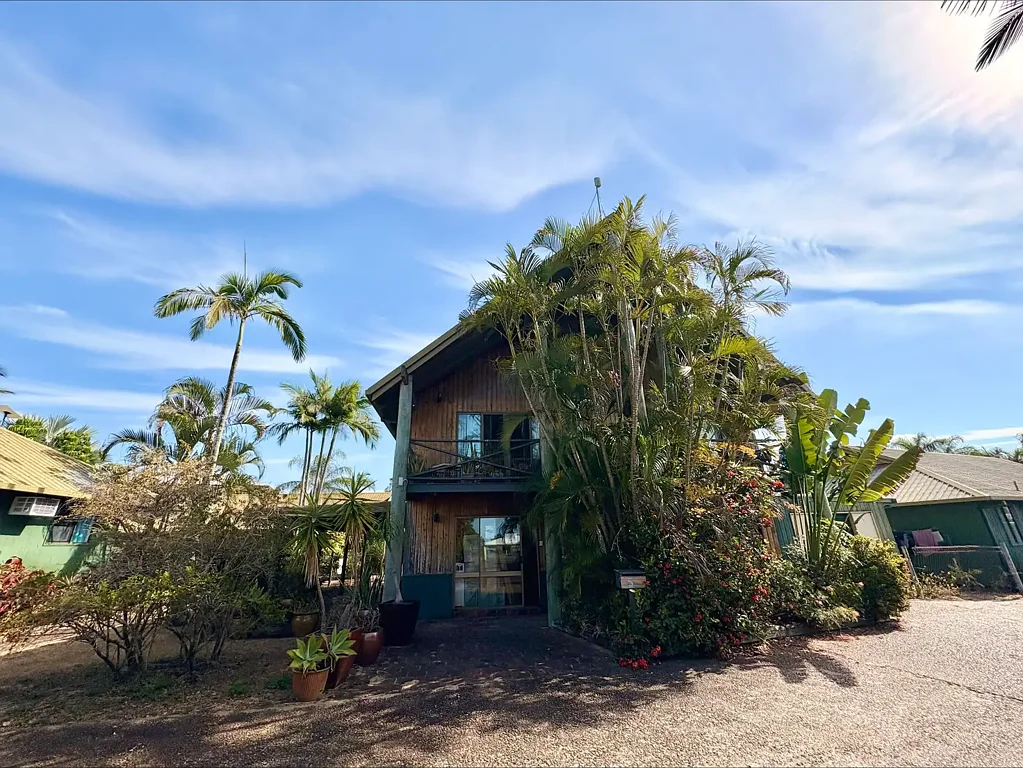 East Mackay 3房  BUSINESS POTENTIAL DOWNSTAIRS, LIVING UPSTAIRS