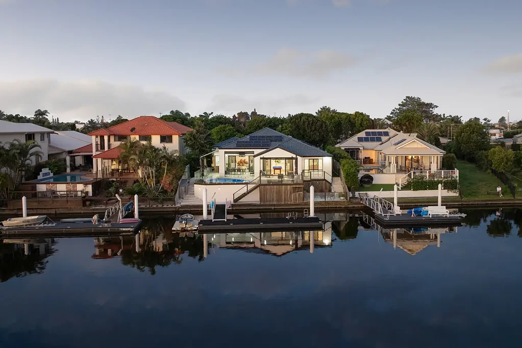 Parrearra 4chambre Waterfront Luxury Living – Refined Coastal Elegance