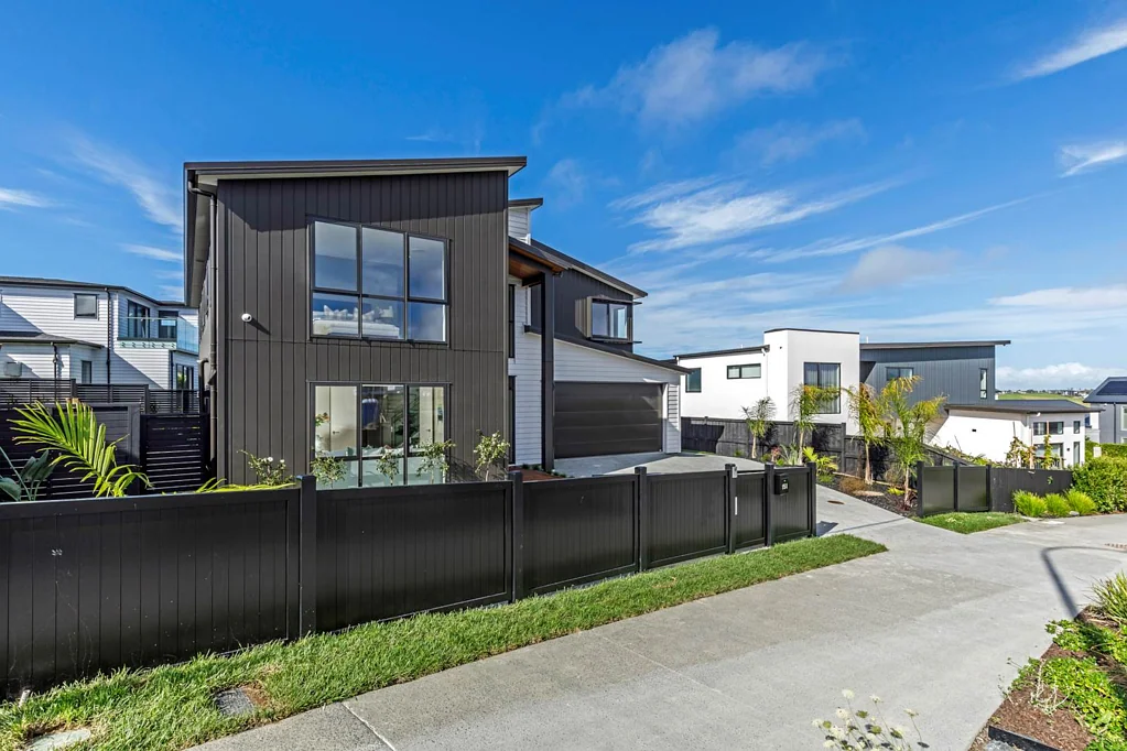 Long Bay 5 Bedroom Brand New & Three Master En-suites