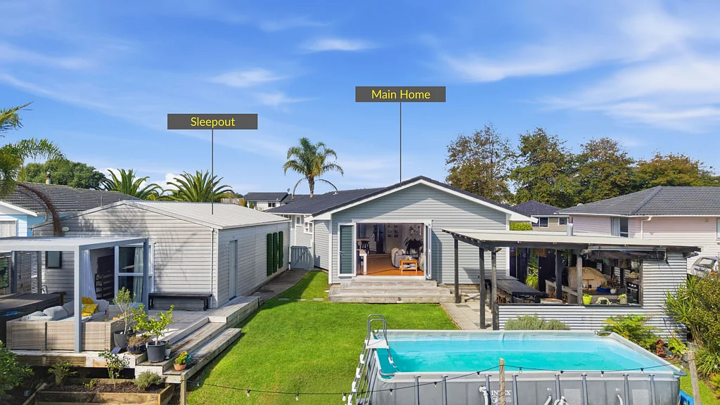 Henderson 5 Bedroom Priced to go, Home & income + 909sqm of Potential!
