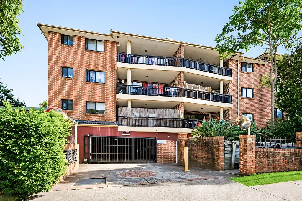 Bankstown 2ห้องนอน Spacious Full-Brick Apartment in a Prime Bankstown Location