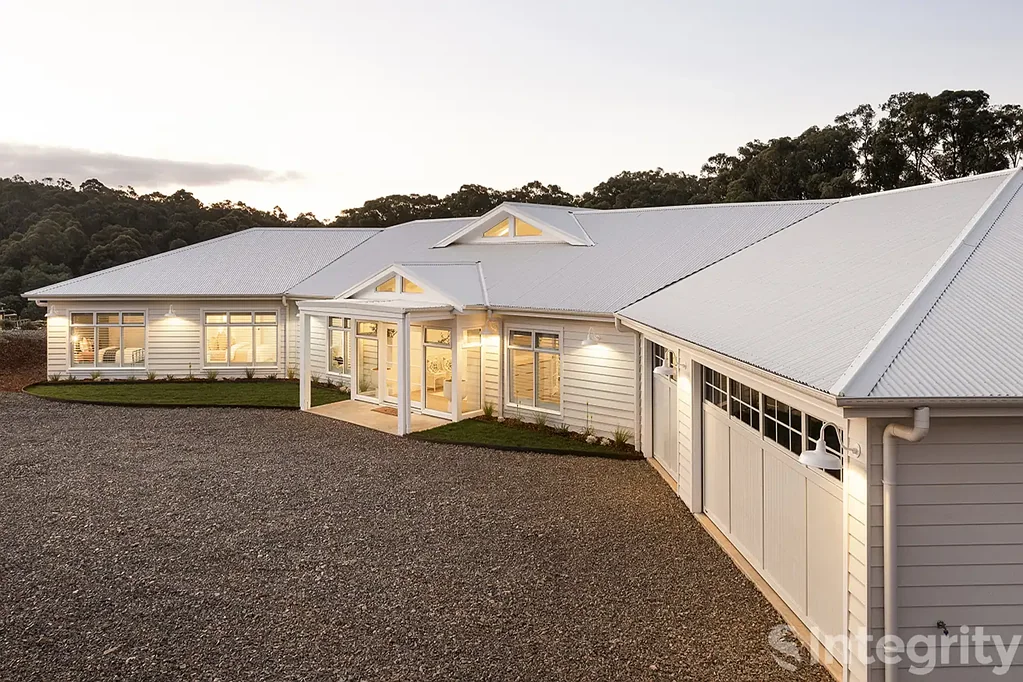 Pheasant Creek 6 Bedroom High End Bespoke Build on Broad Acreage