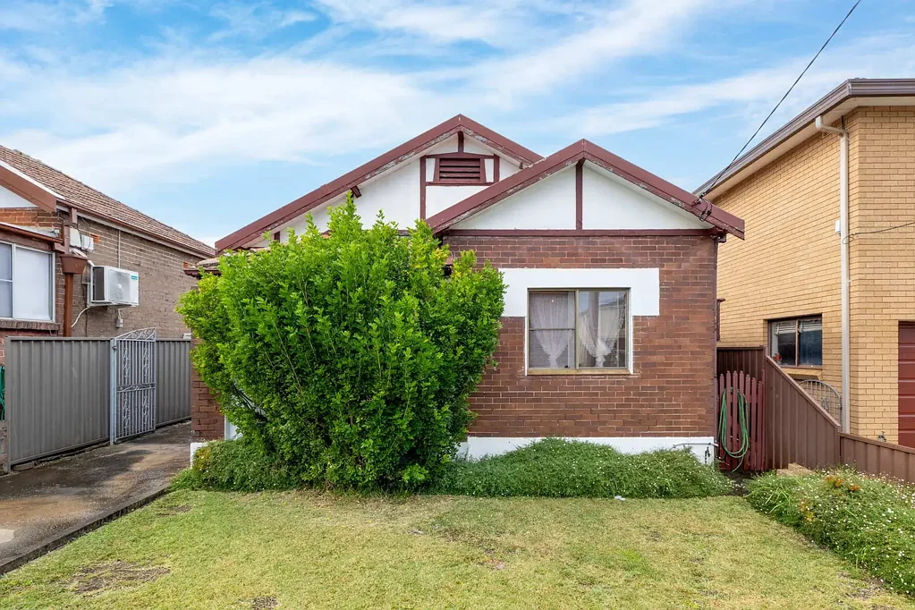 Enfield 3कमरा Charming Bungalow with Exciting Potential on a Prime 493.2sqm Parcel