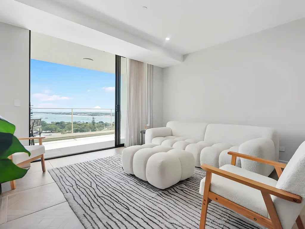 Southport 2房  Elegant Refined Waterview Apartment in the Heart of Southport