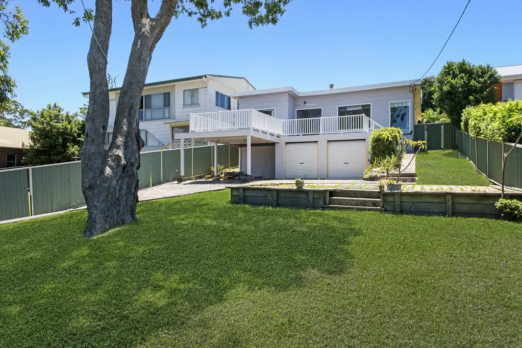 Budgewoi 3房  Elevated Lake Views with Renovation Potential in a Prime Budgewoi Location