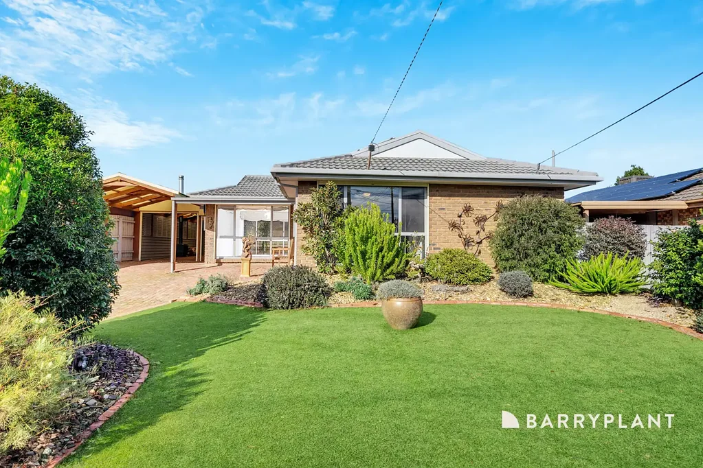 Werribee 3침실 Beautifully Renovated Family Home in a Prime Riverside Location