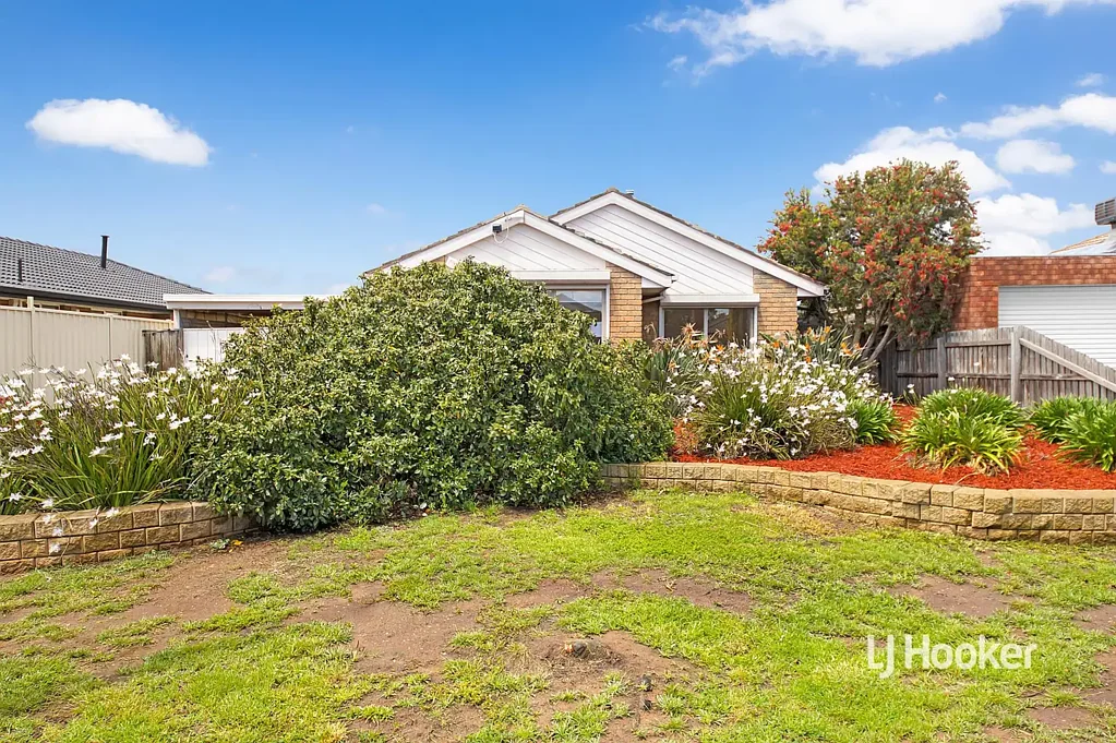 Werribee 4 Slaapkamer Charming Family Home Featuring Sun-Filled Lounge and Expansive Outdoors