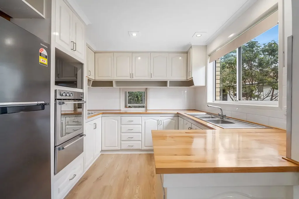 Kingston Beach 4 Bedroom Family home in coastal community