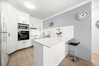 Southport 2 Slaapkamer CENTRAL, RENOVATED AND LOW MAINTENANCE - WHAT MORE COULD YOU WANT!!!