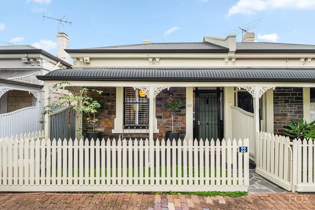 North Adelaide 2房  Iconic bluestone cottage, reimagined with rare artistry and flair.
