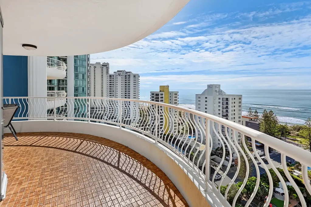 Surfers Paradise 2Moenga Renovated Coastal Living with Panoramic Beach Views