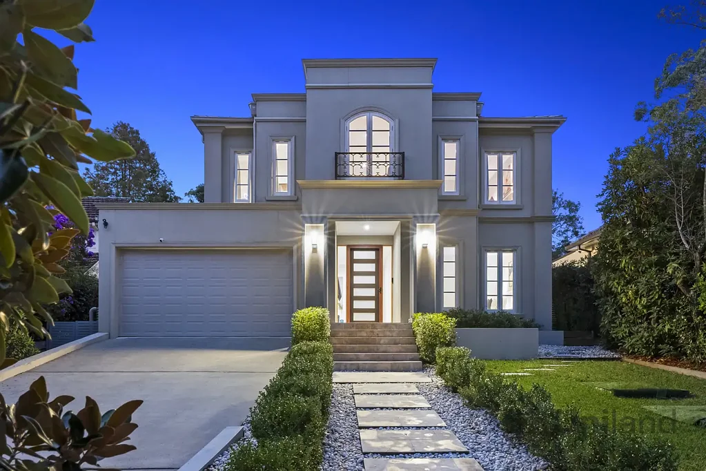 West Pymble 5ਬੈੱਡਰੂਮ Where design integrity, as-new living, energy efficiency, and a privileged position align