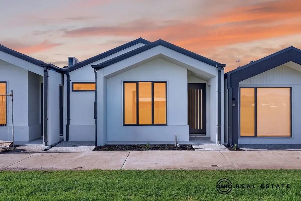 Contemporary Style Meets Low-Maintenance Living in Lara!!