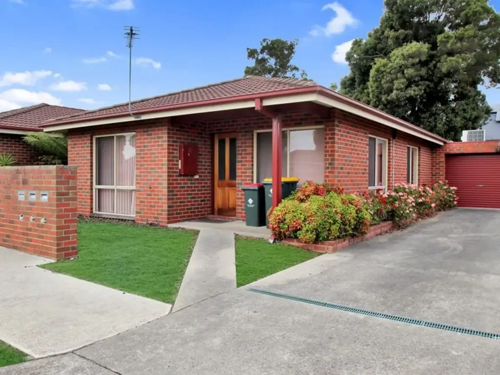 Neat Unit Close to Shops!
