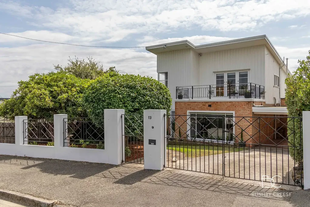 Newstead 3房  Renovated Mid-Century Residence with Serene Panoramic Views
