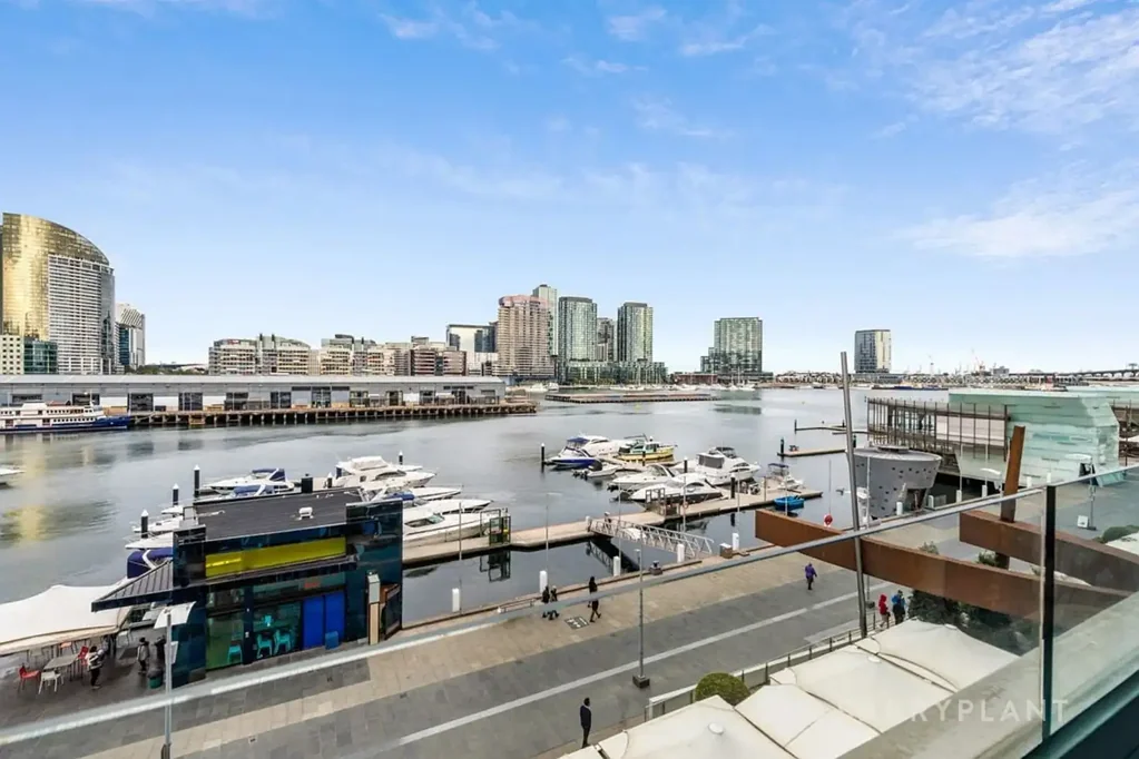 Docklands 3房 Docklands水岸瑰宝 精心翻新定制 意大利瓷砖 落地窗维港景 优质车位储物 精品建筑静谧 A Waterfront Masterpiece with Bespoke Elegance and Rare Charm