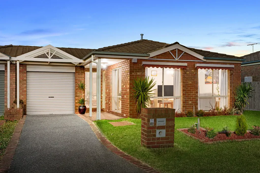 Chadstone 3房 Chadstone黄金地段 单层住宅 低维护 三房带主卧套房 全天候娱乐区 车库车位 配套齐全 Easy Living in a Blue-Chip Chadstone Pocket