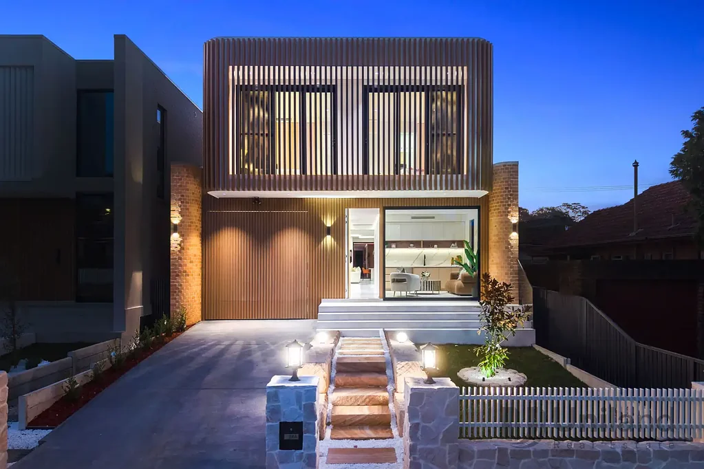 Denistone East 5房 全新独立式家庭住宅 | 现代奢华，卓越空间与时尚 Brand New Freestanding Family Home | Contemporary Luxury with Exceptional Space & Style