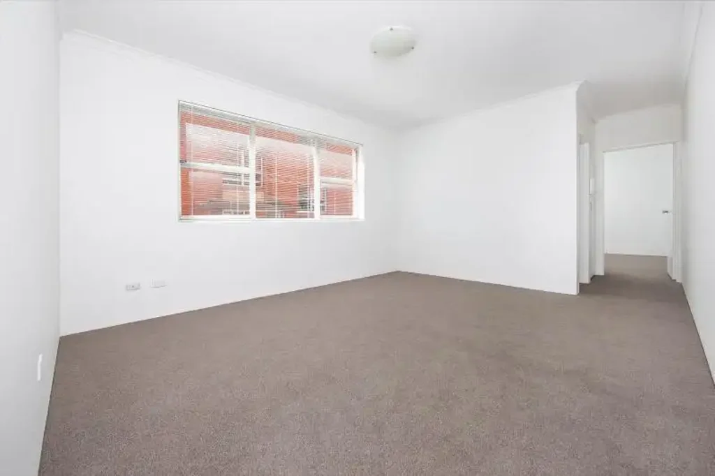 SUNDRENCHED AND CENTRALLY LOCATED