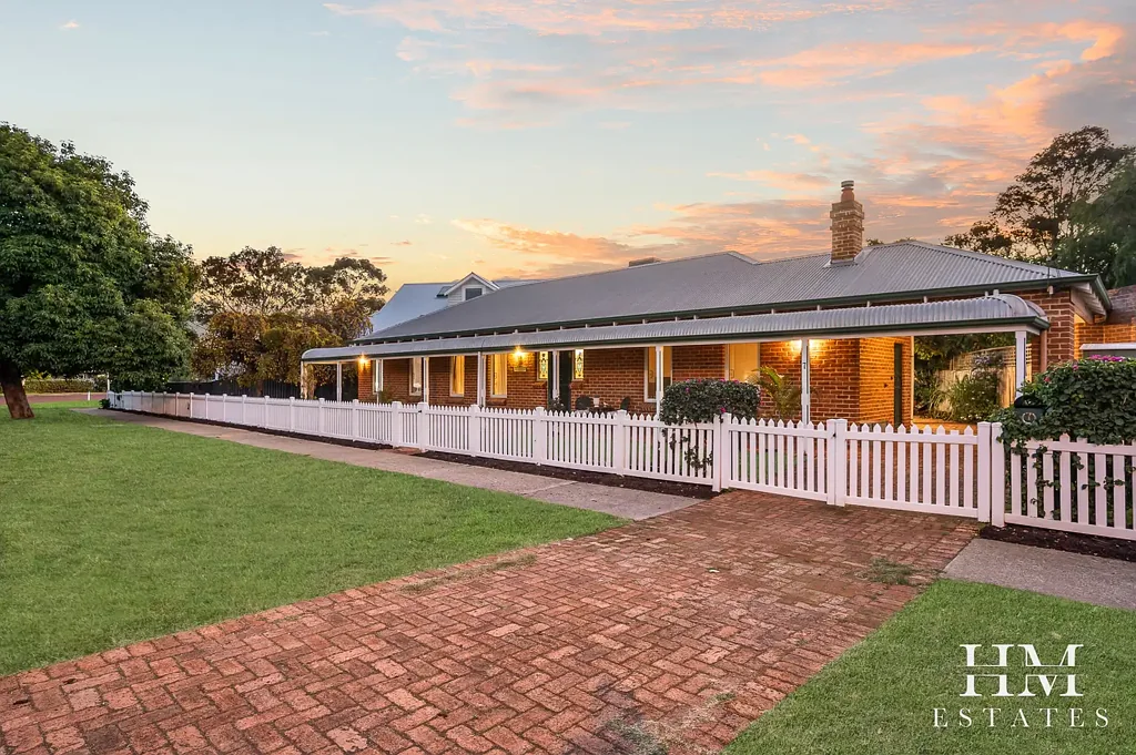 Guildford 2房  SENSATIONAL 1995 CUSTOM "FEWSTER & STONE" DESIGN - IN TRADITIONAL GUILDFORD CHARACTER