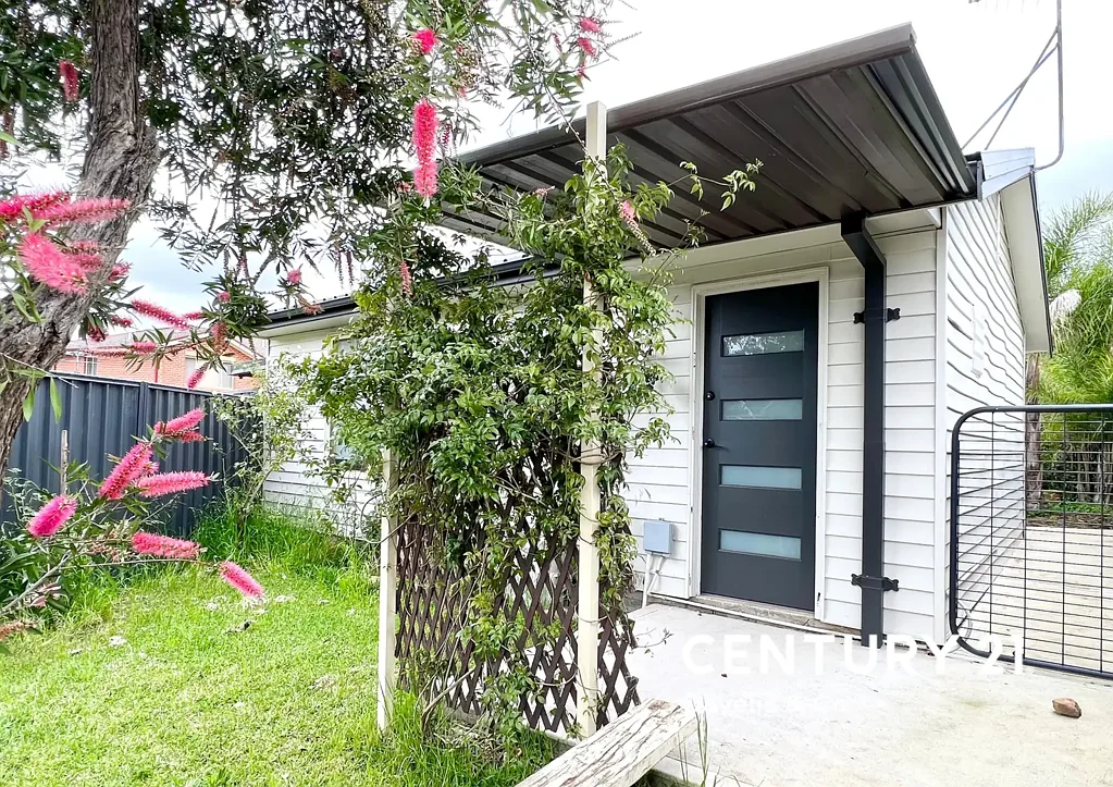 ONE BEDROOM GRANNY FLAT!