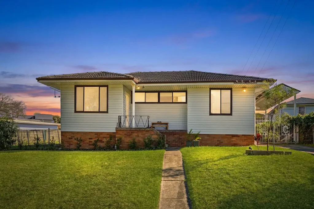 Lalor Park 3房 高位前沿16米 宽敞三卧 品质厨房 超大车库 靠近学校公园 Great Investment Opportunity In A Sought-After Location