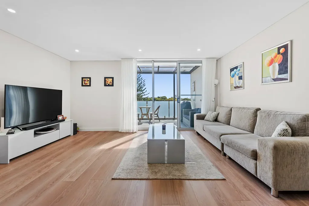 Five Dock 2ਬੈੱਡਰੂਮ Superb top-floor apartment in the heart of Five Dock