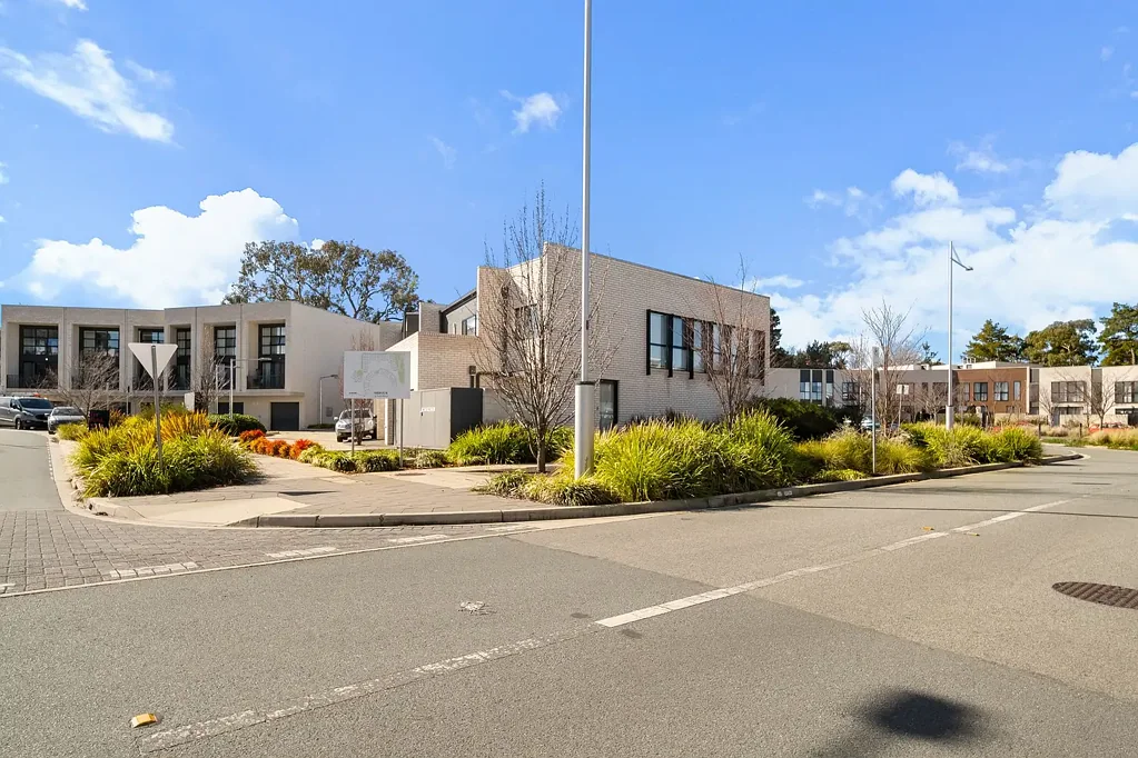 Phillip 2chambre Sleek North-Facing Townhouse | Unmatched Style in Woden Central