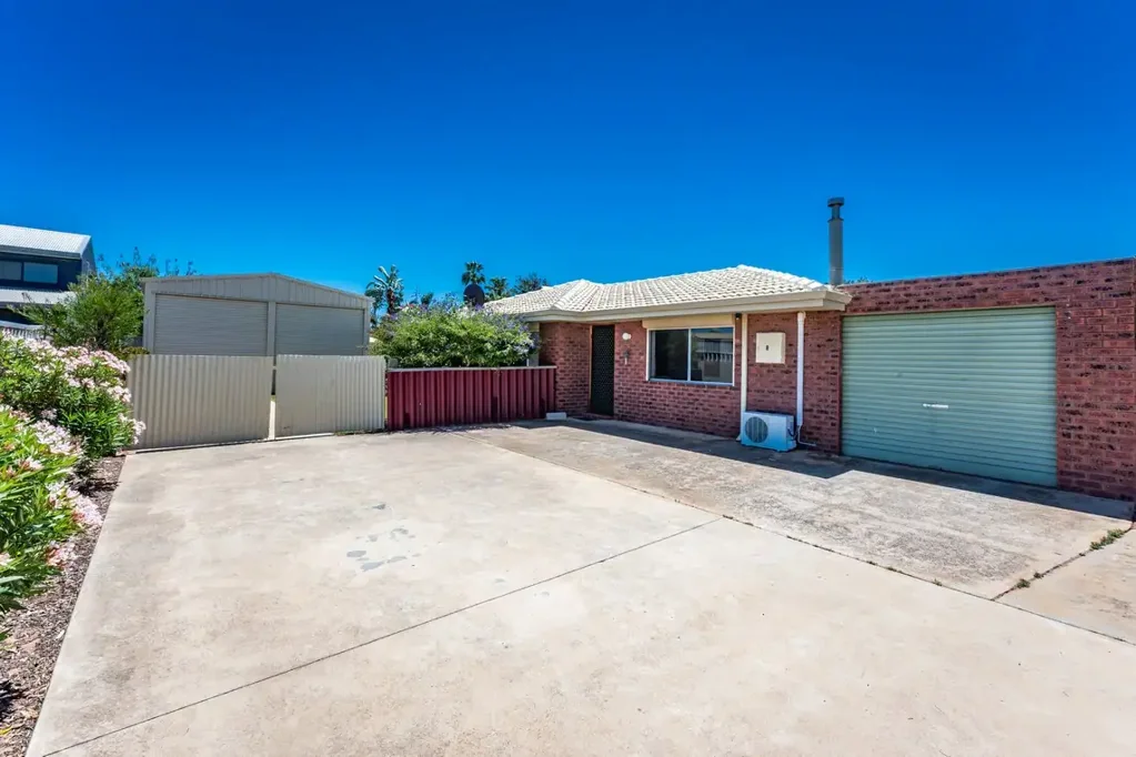 2/225 First Street, Wonthella, WA 6530