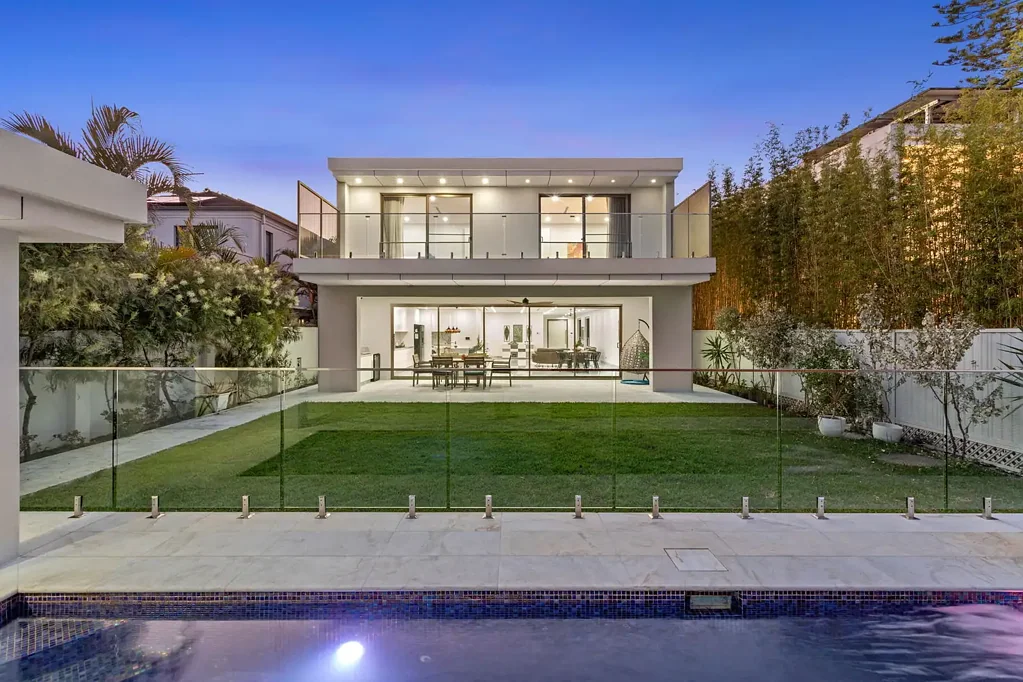 Sans Souci 5 Slaapkamer Where Modern Elegance Embraces Coastal Tranquillity