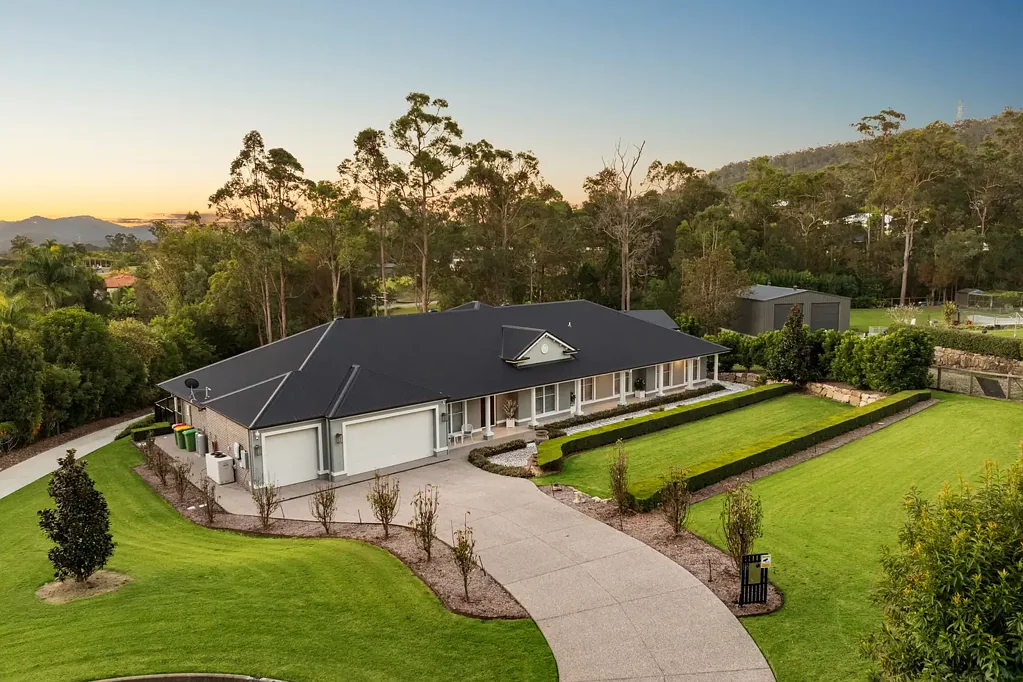 Maudsland 5 Bedroom Stunning Large 5 Bedroom Home on 4,308m2 of Land